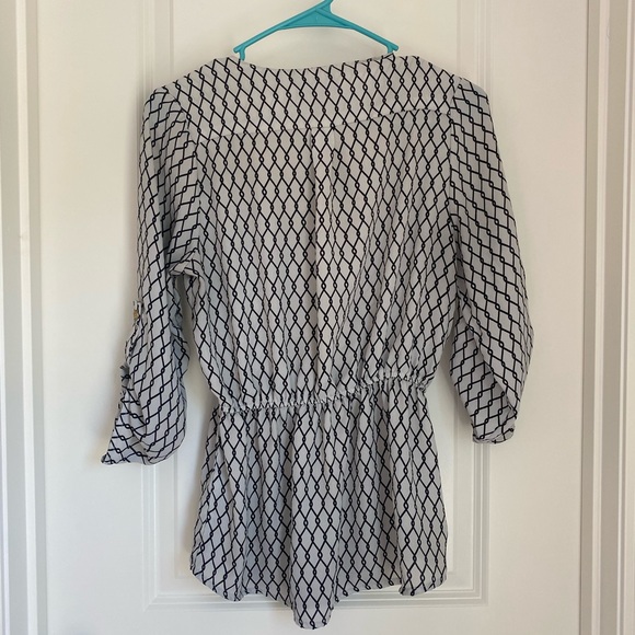 2/20$ Cinch waist black and white printed blouse - Picture 2 of 3